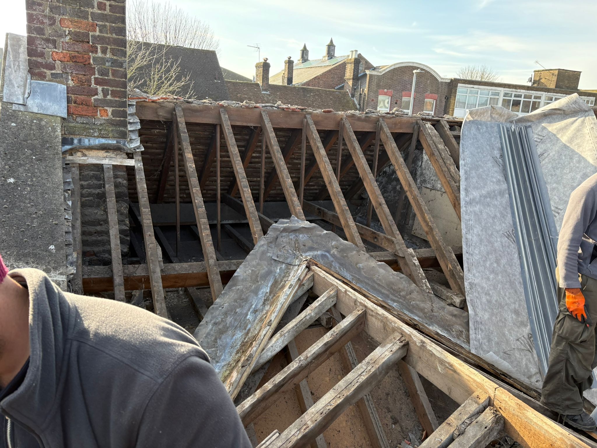 Roof Repair vs Roof Replacement: Which Option Is Best for Your Home?